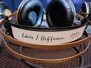 Foto aus der Ausstellung: Bügel eines Kopfhörers mit einem weißen Klebeband, auf dem "Lācis/ Hoffmann 1973" steht
